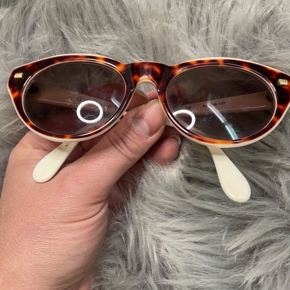 Vintage GUESS Tortoise white and gold Sunnies ☀️ - Picture 3 of 5